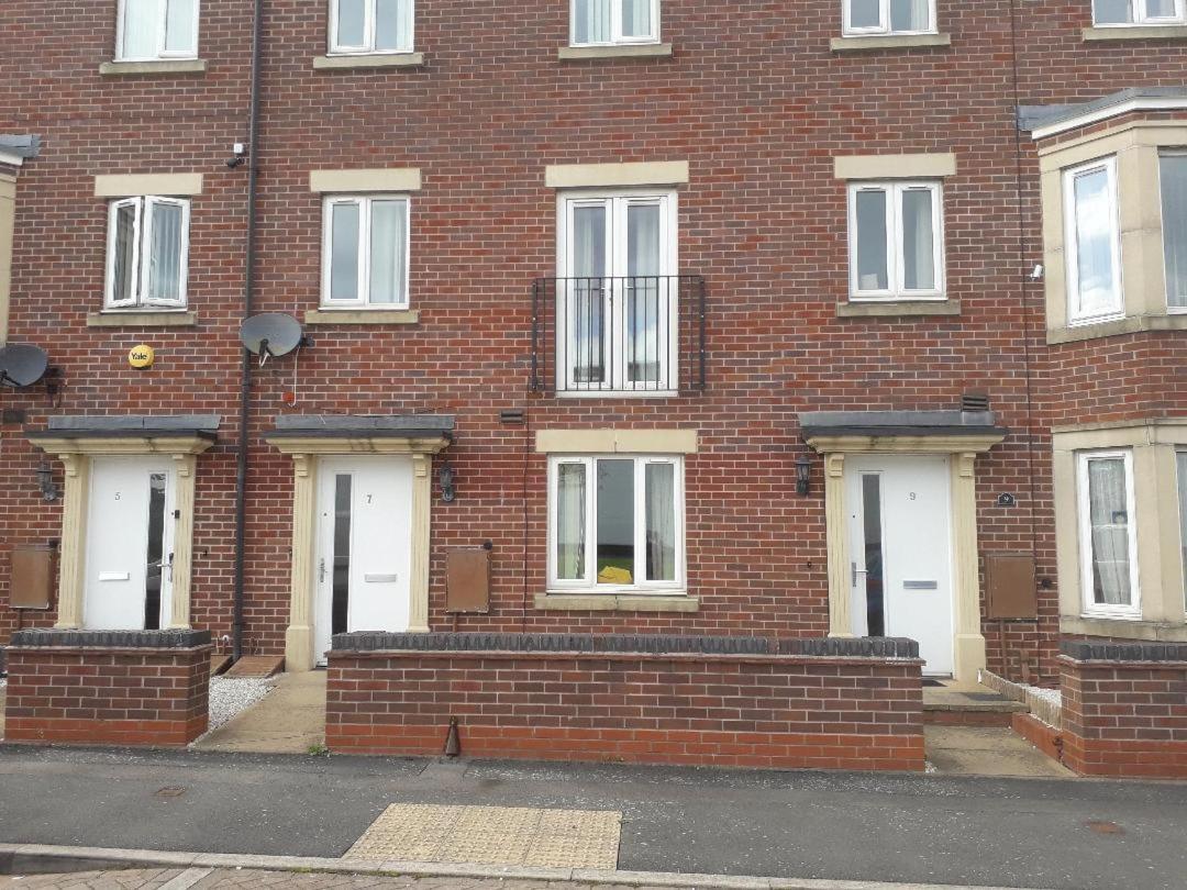 5 Bed House With Free Secure Parking In Pleasant Quiet Location Wolverhampton Exterior foto